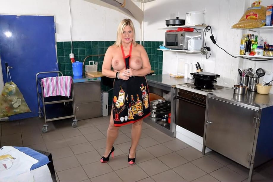 Amateur BBW Nude Chrissy looses her big boobs and twat from a kitchen apron