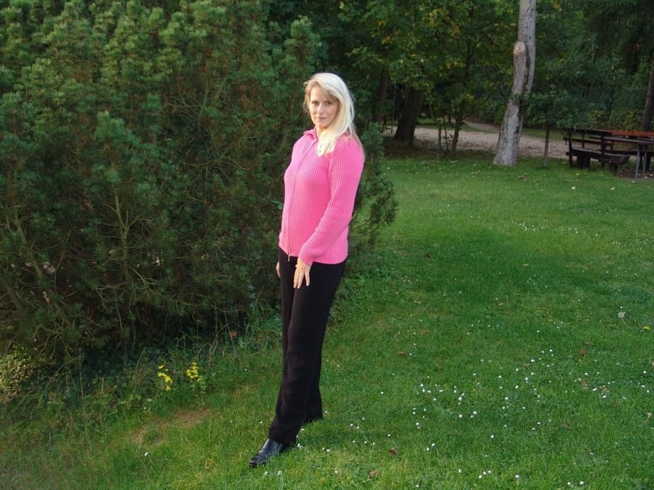 Older blonde woman Sweetsusi strips naked on public playground