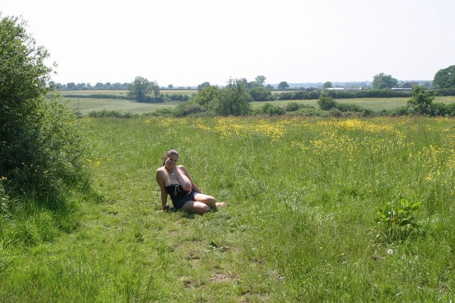 Dirty amateur MILF Denise Davies worships her large melons in the field