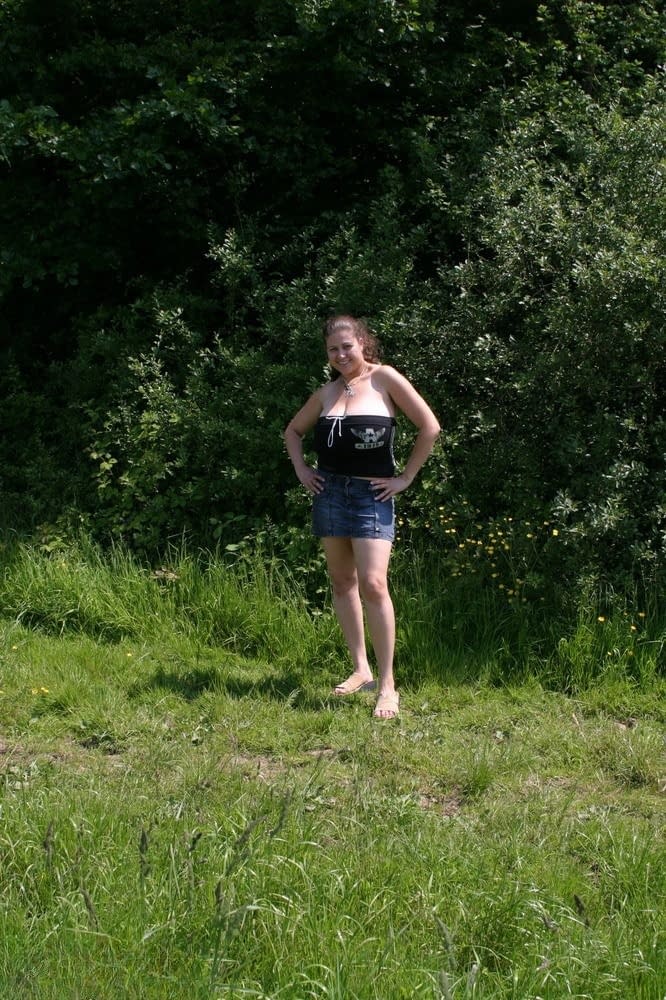 Dirty amateur MILF Denise Davies worships her large melons in the field
