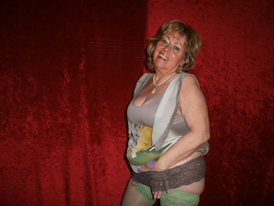Chubby mature granny Caro in green stockings flashes lace panty cameltoe