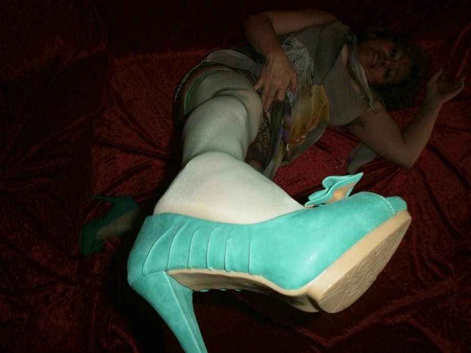 Chubby mature granny Caro in green stockings flashes lace panty cameltoe