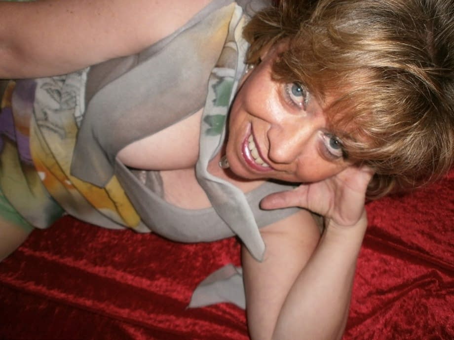 Chubby mature granny Caro in green stockings flashes lace panty cameltoe