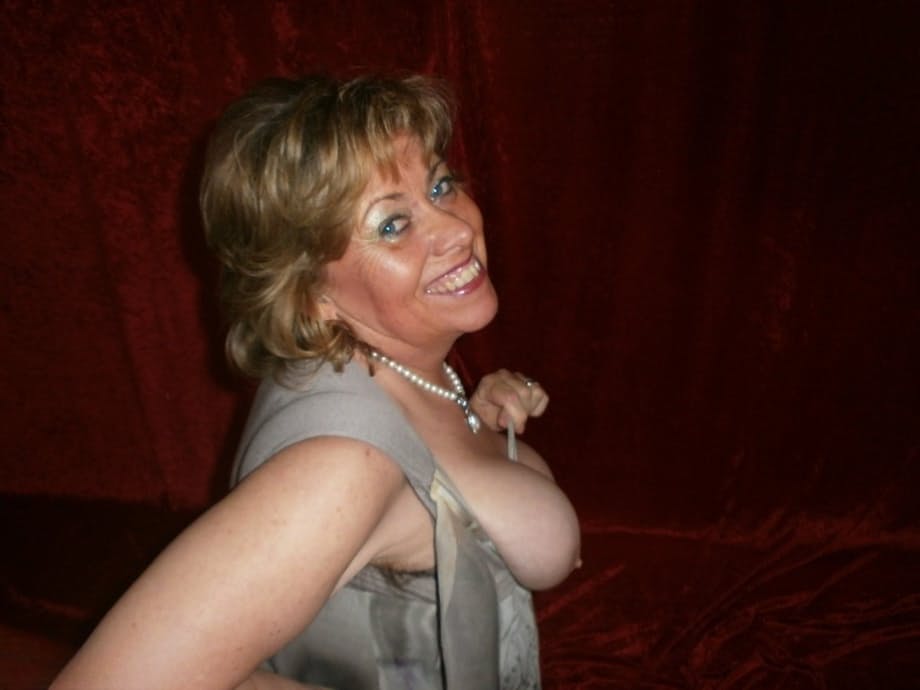 Chubby mature granny Caro in green stockings flashes lace panty cameltoe