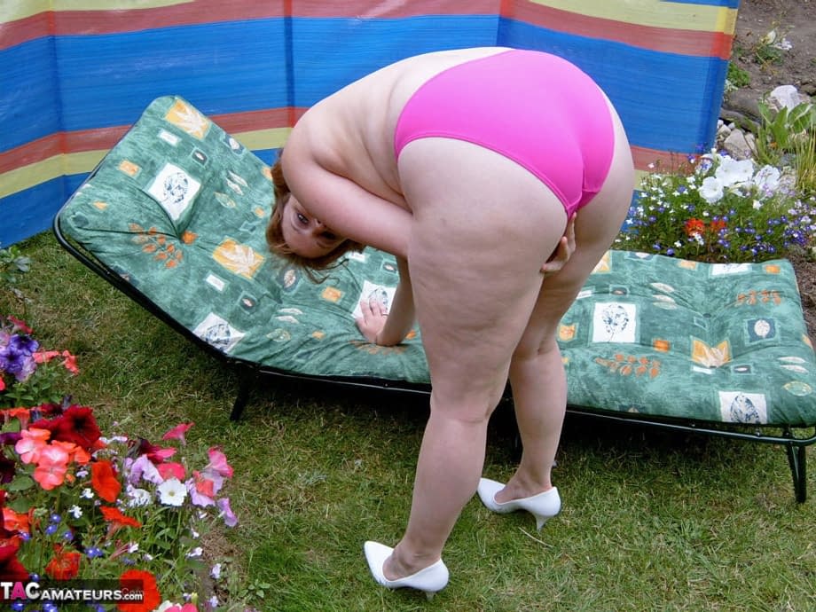Brazen mature fatty Curvy Claire sheds bikini in the backyard to finger fuck