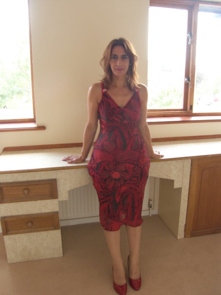 Middle-aged amateur changes into latex slutwear prior to toying her vagina