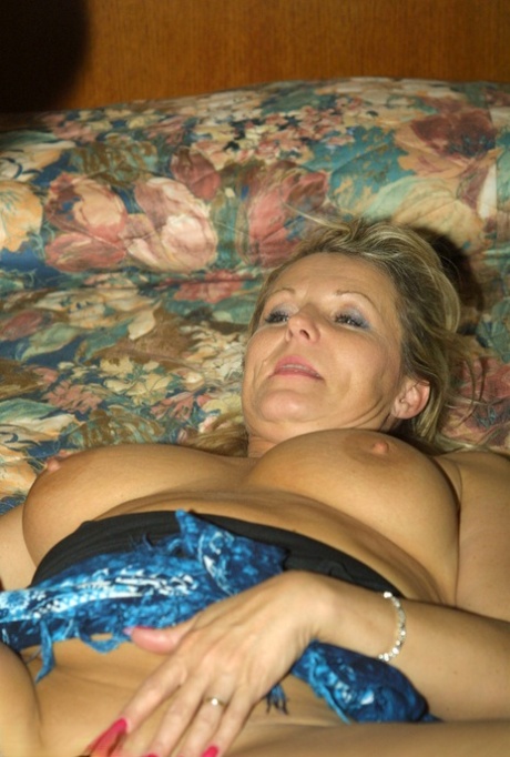 Busty hot mature Reba and her friend lick up a storm in afternoon lesbo tryst