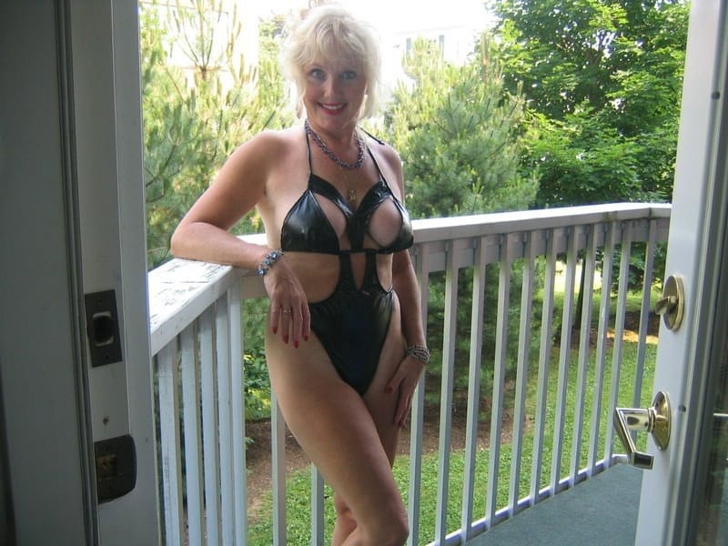 Blonde granny Ruth makes her nude modeling debut by posing around the house