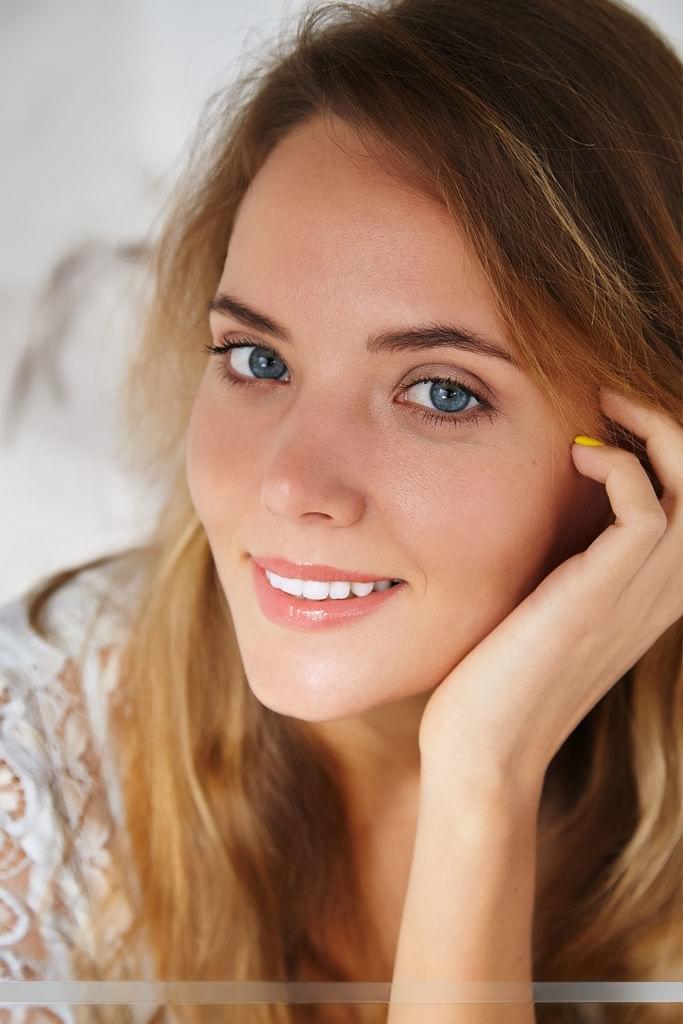 Leggy teen with blue eyes Mango A showcases her shaved pussy in the nude