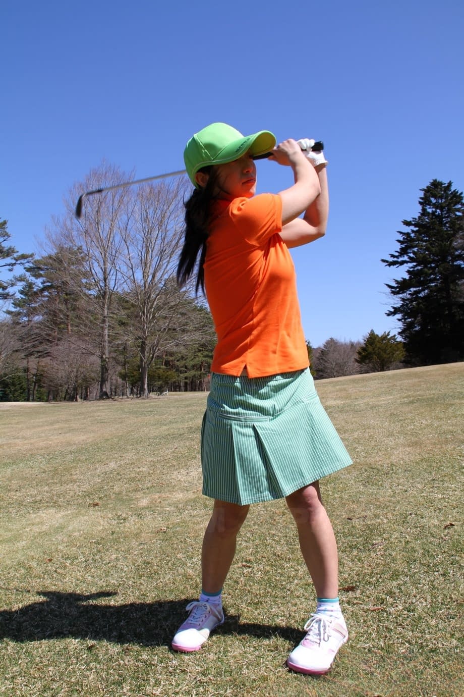 Japanese golfer Nana Kunimi flashes no panty upskirt while lining up a putt