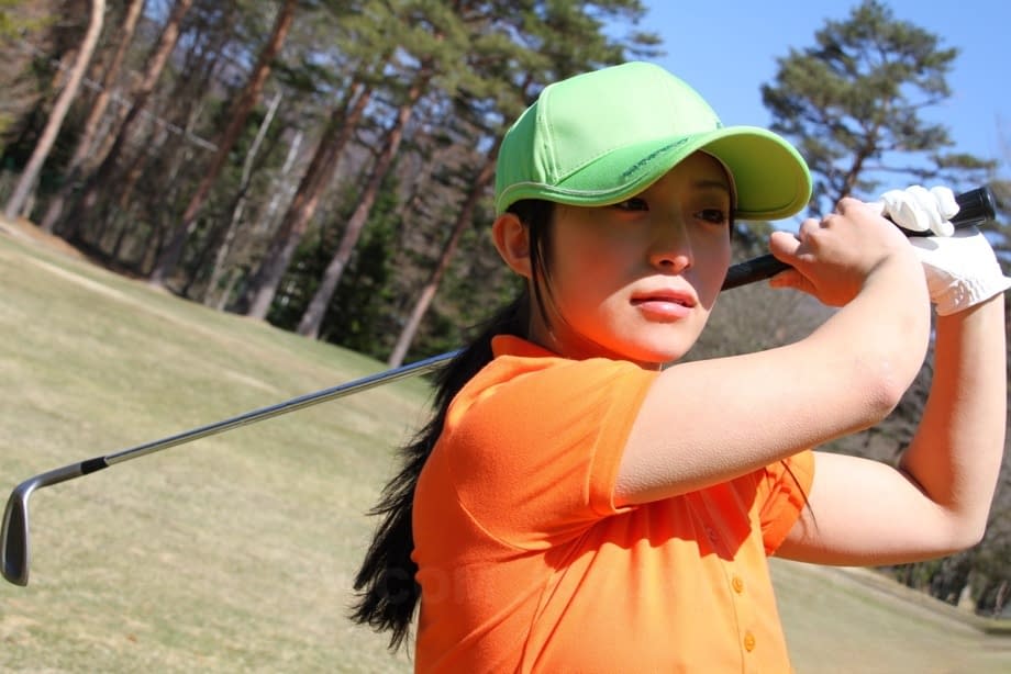 Japanese golfer Nana Kunimi flashes no panty upskirt while lining up a putt