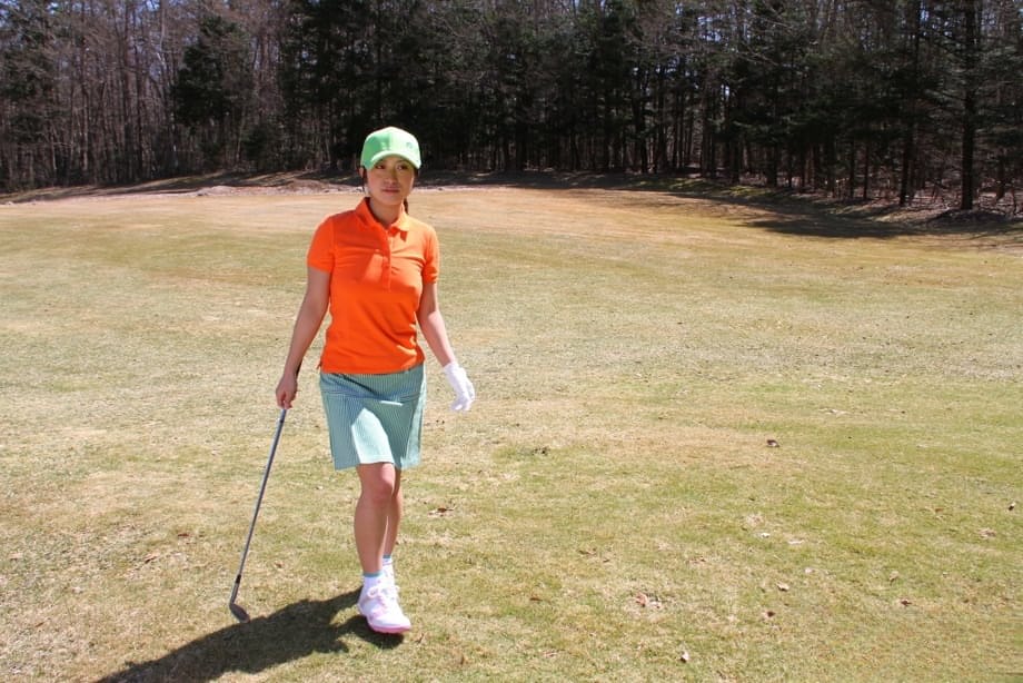 Japanese golfer Nana Kunimi flashes no panty upskirt while lining up a putt