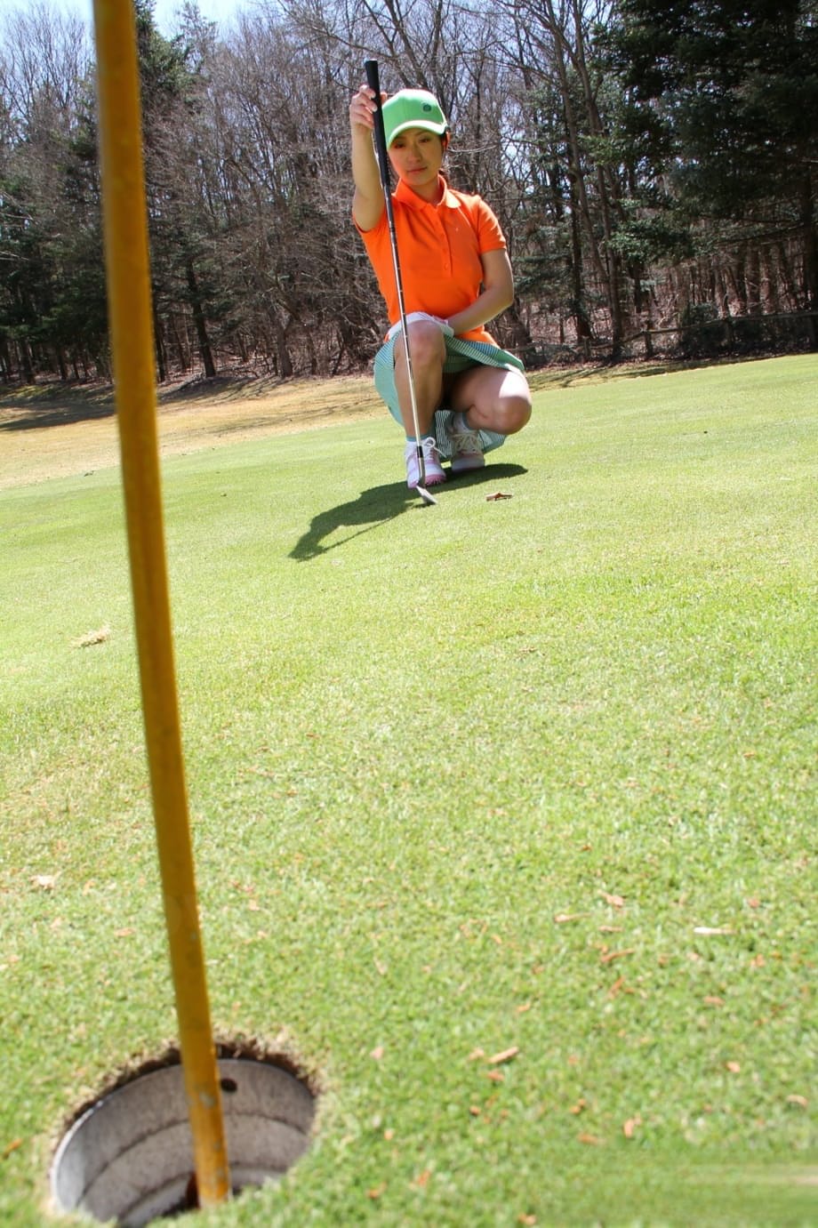 Japanese golfer Nana Kunimi flashes no panty upskirt while lining up a putt