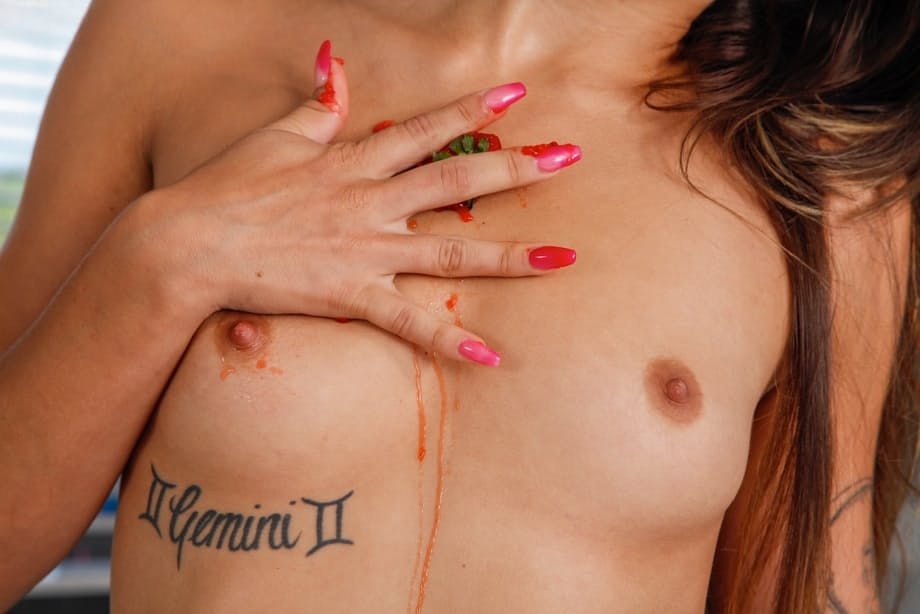 Super horny Latina Sofie Reyez eats strawberries as she gets naked