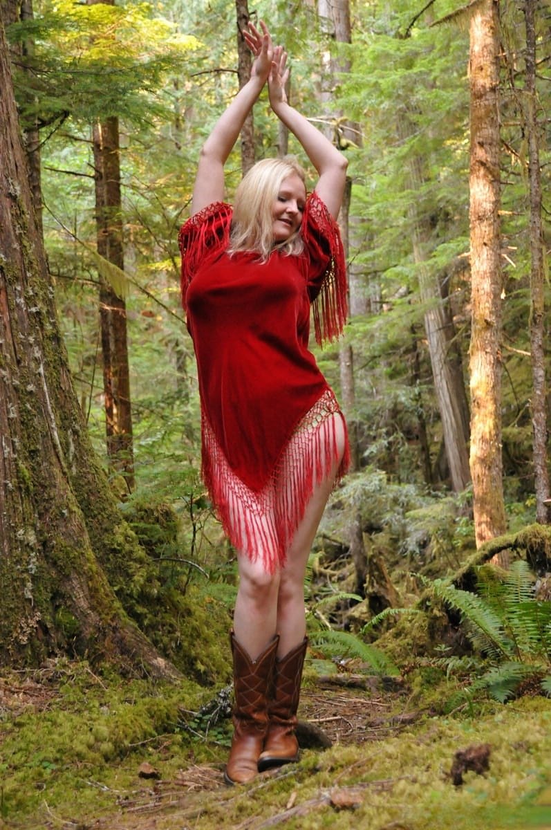 Mature amateur shows her bare ass after undressing in old growth forest