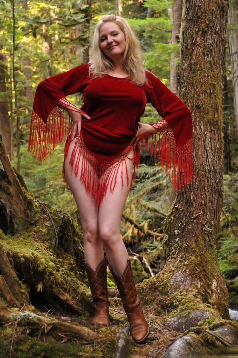 Mature amateur shows her bare ass after undressing in old growth forest