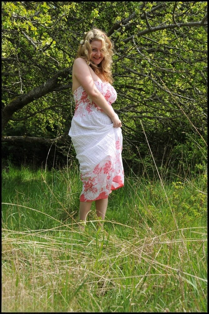Mature amateur Tasty Trixie sets her big tits and bald twat loose under a tree