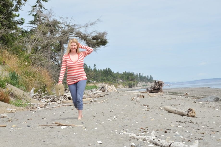 Middle-aged lady Tasty Trixie shows off her flexible toes and boobs at beach