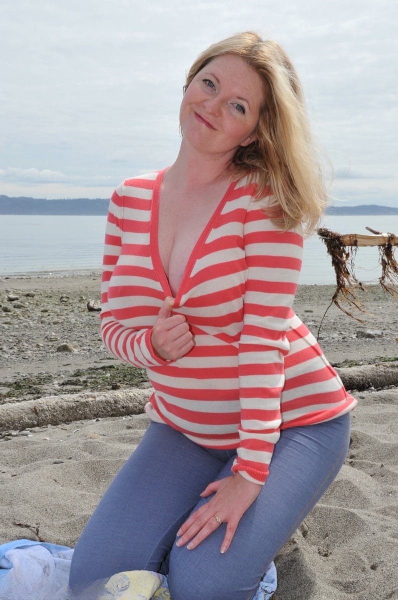 Middle-aged lady Tasty Trixie shows off her flexible toes and boobs at beach