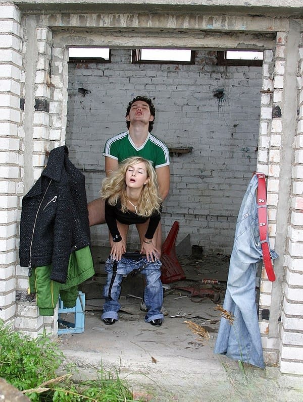 Blonde girl does hardcore anal in an abandoned building with strangers