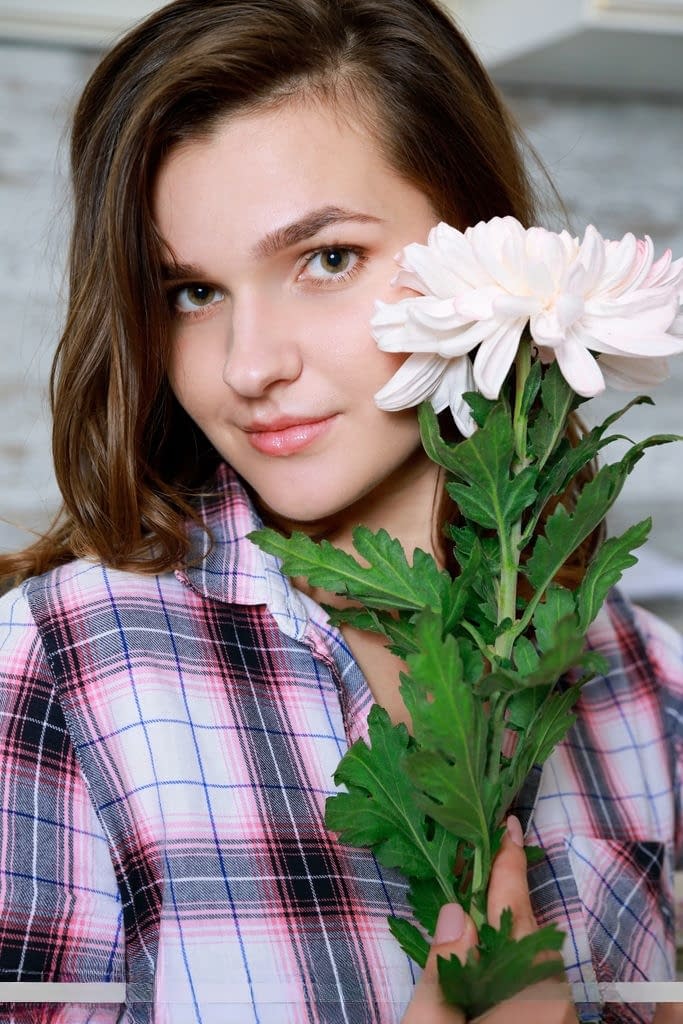Girl next door type Sofia Vera casually bares her naked beauty in the kitchen