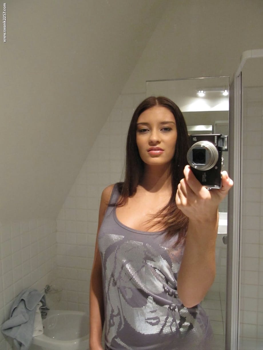 Amateur chick takes mirror selfies while stripping naked in bathroom