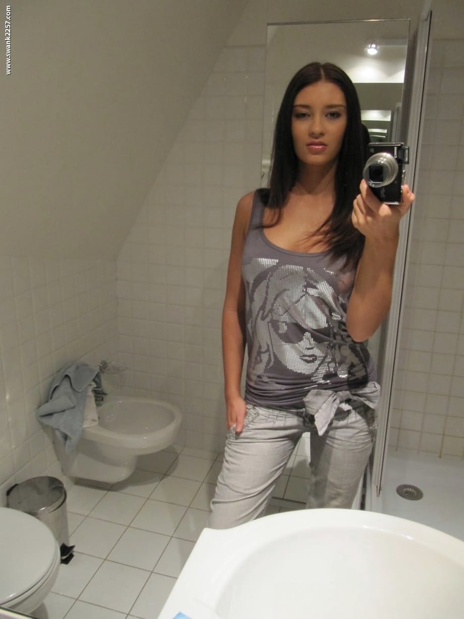 Amateur chick takes mirror selfies while stripping naked in bathroom
