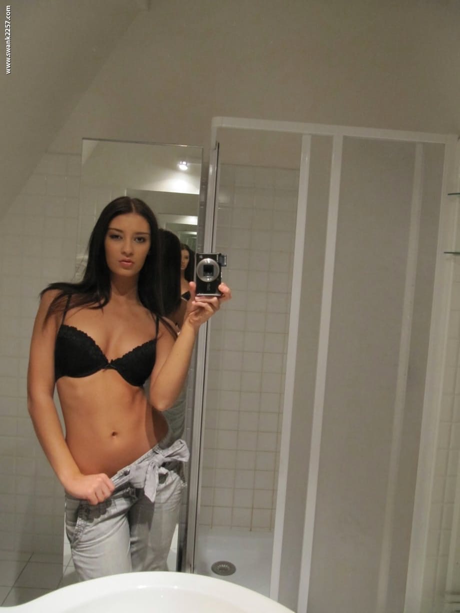 Amateur chick takes mirror selfies while stripping naked in bathroom