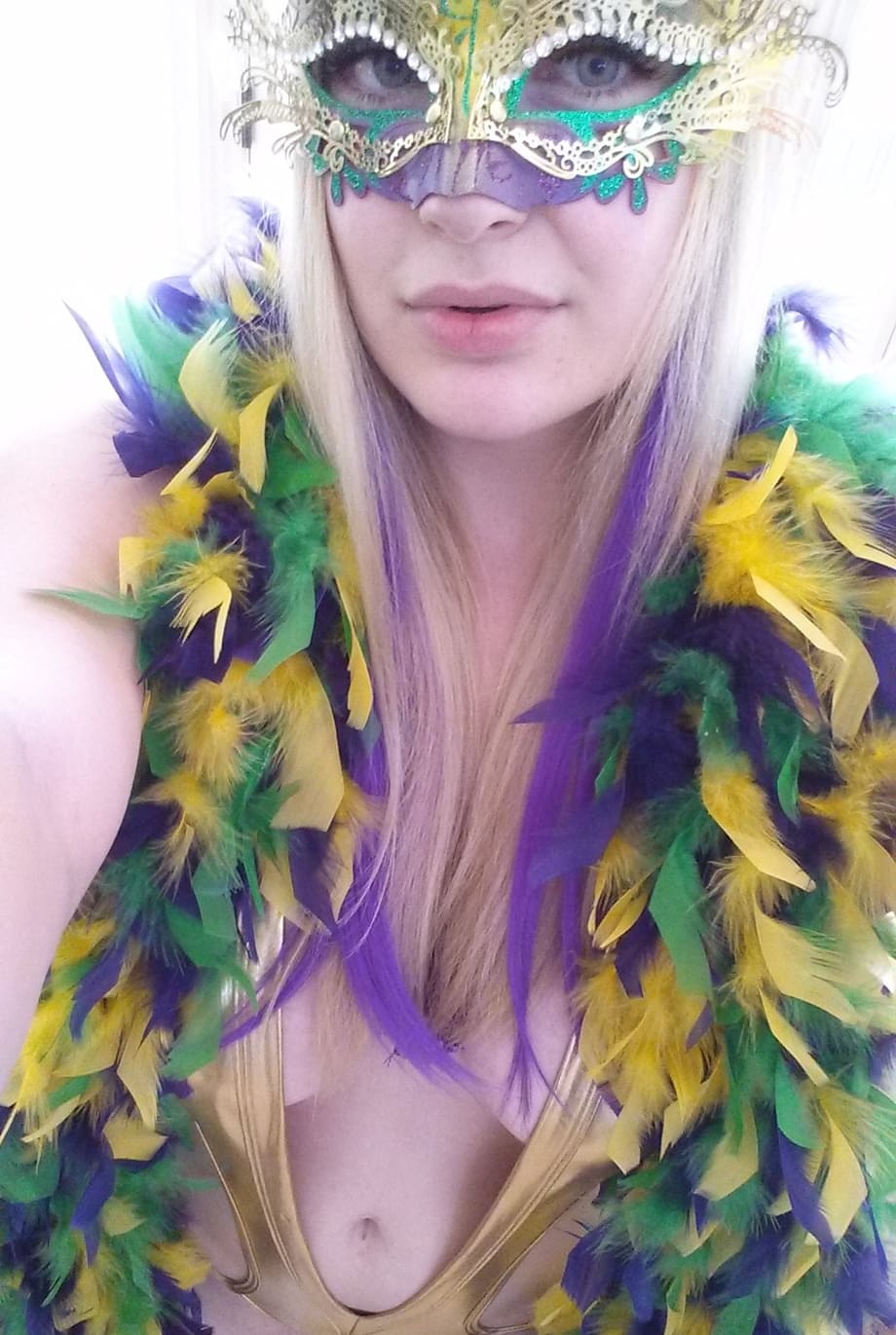 Amateur chick Danielle takes candid selfshots with and without clothes on