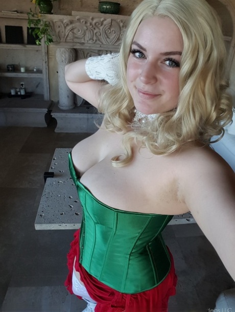 Amateur model with big natural tits takes nude and non nude selfies