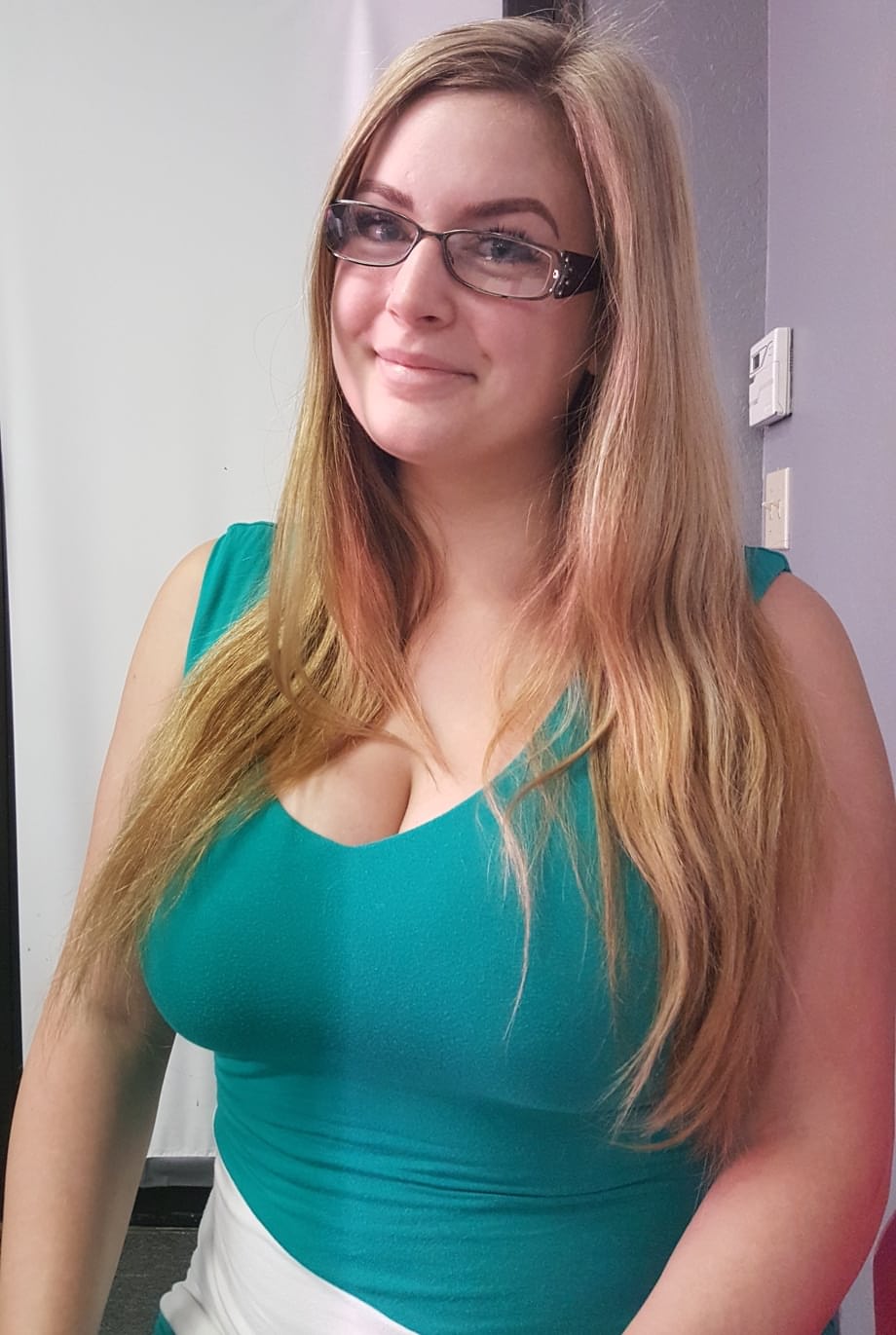 Amateur model with big natural tits takes nude and non nude selfies