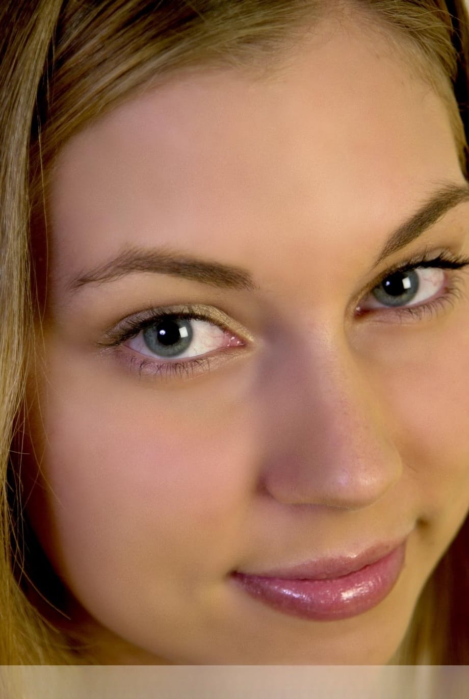 Teen first timer with a pretty face licks a nipples as she disrobes on bed