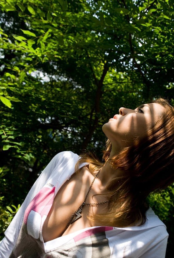 Beautiful Japanese teen Maria casually exposes her upskirt panties