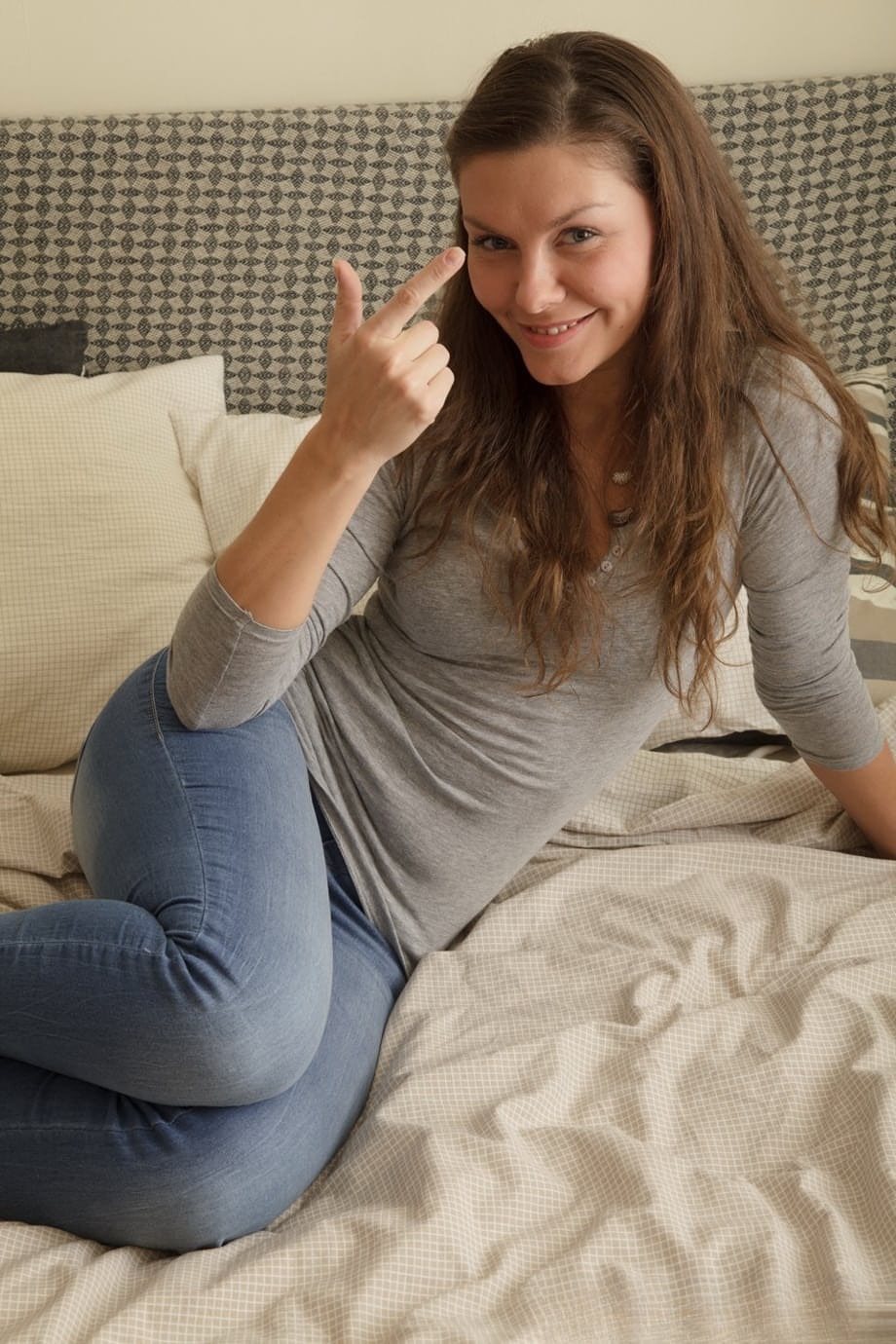 Sweet teen Christel seduces her stepbrother while wearing jeans