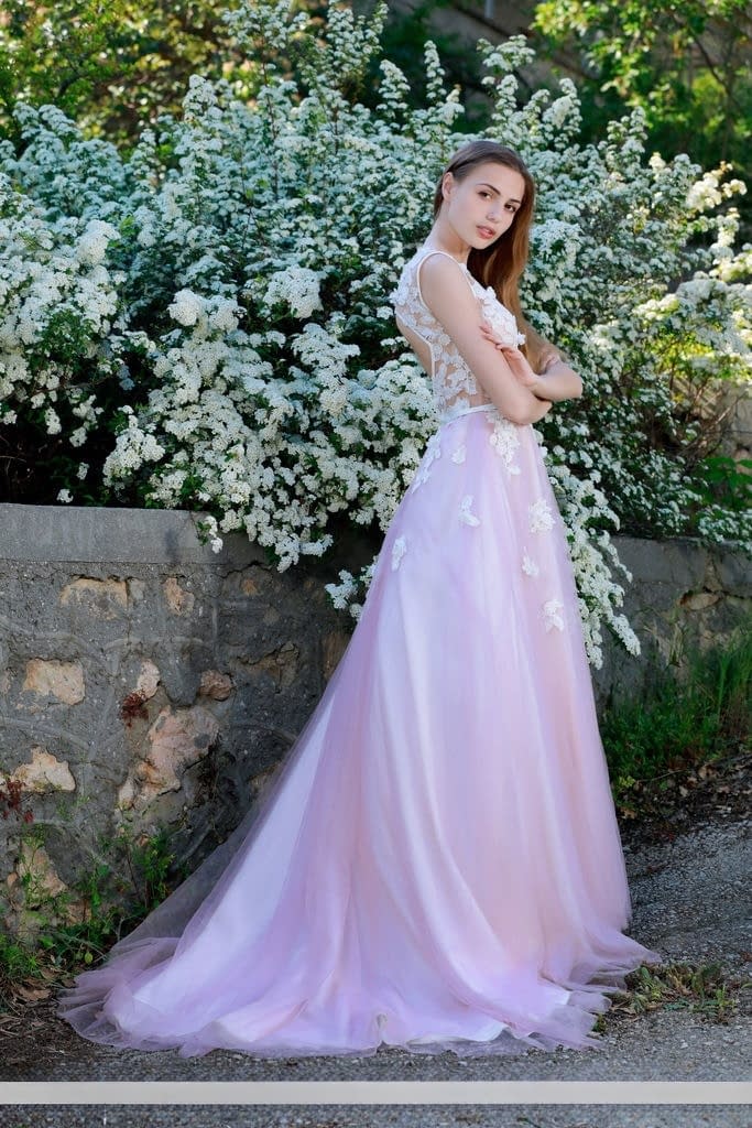 Beautiful girl Elle Tan slips off wedding dress to pose nude in garden