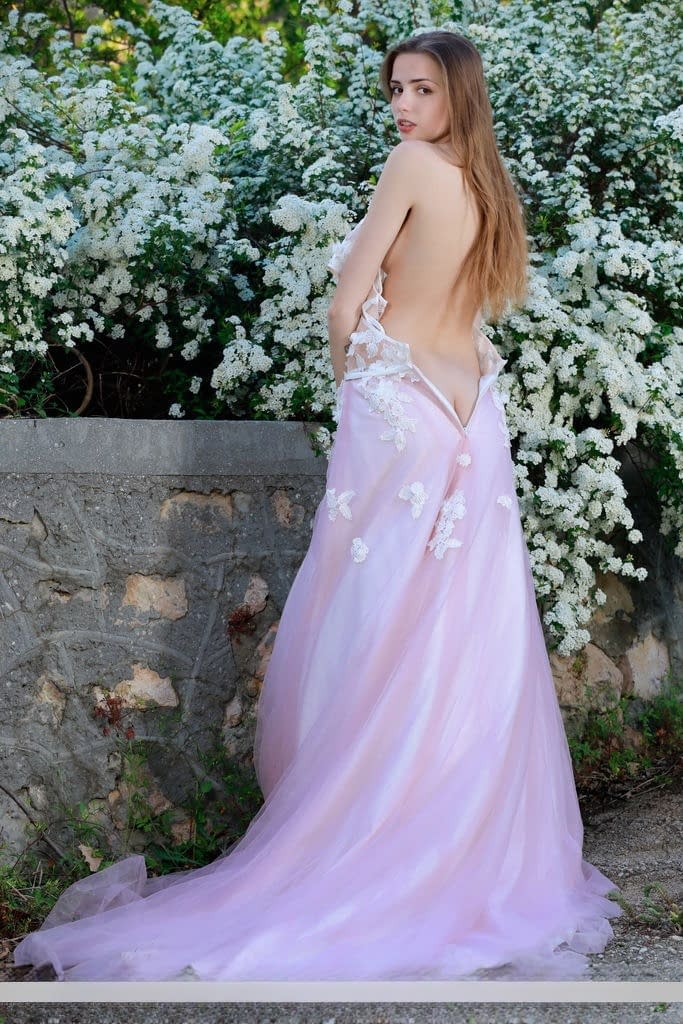 Beautiful girl Elle Tan slips off wedding dress to pose nude in garden