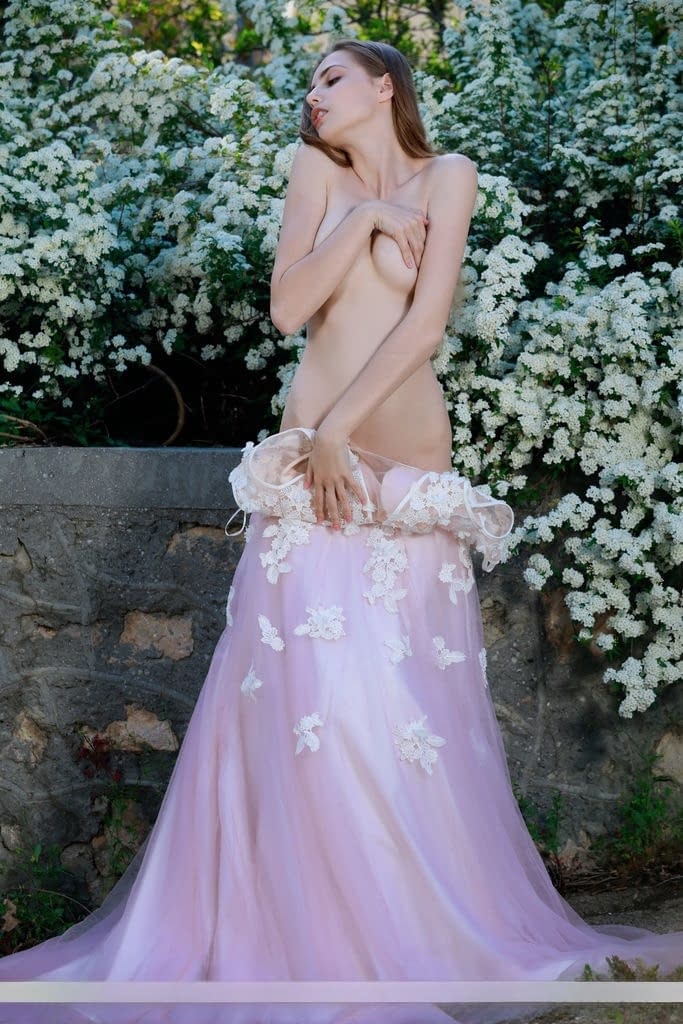 Beautiful girl Elle Tan slips off wedding dress to pose nude in garden