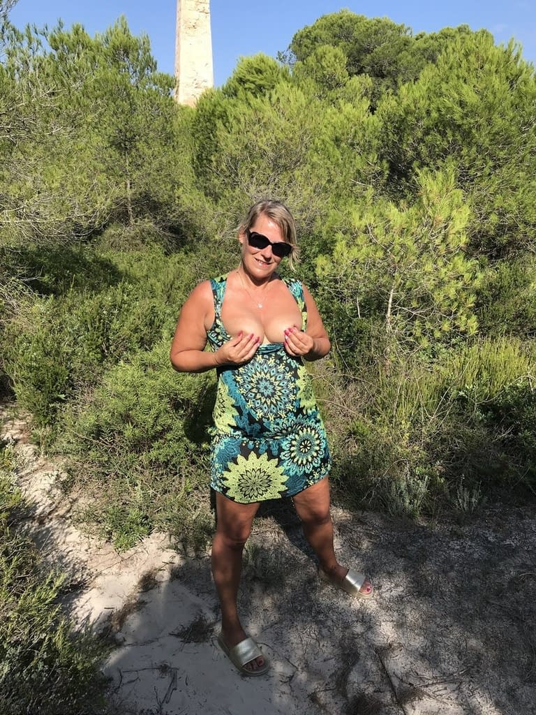 Fat first timer with dirty blonde hair Sweet Susi takes off dress and bikini