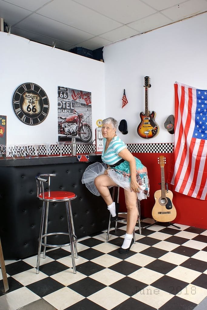Old American lady Savana exposes her big butt in basement bar