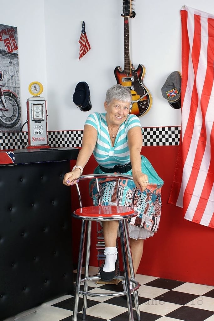 Old American lady Savana exposes her big butt in basement bar