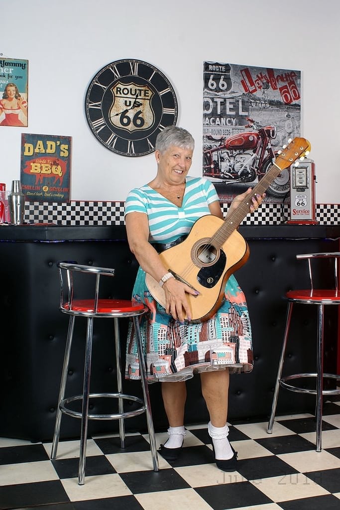 Old American lady Savana exposes her big butt in basement bar