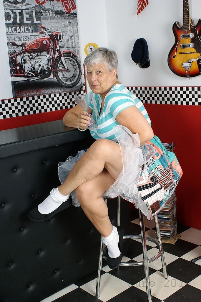 Old American lady Savana exposes her big butt in basement bar