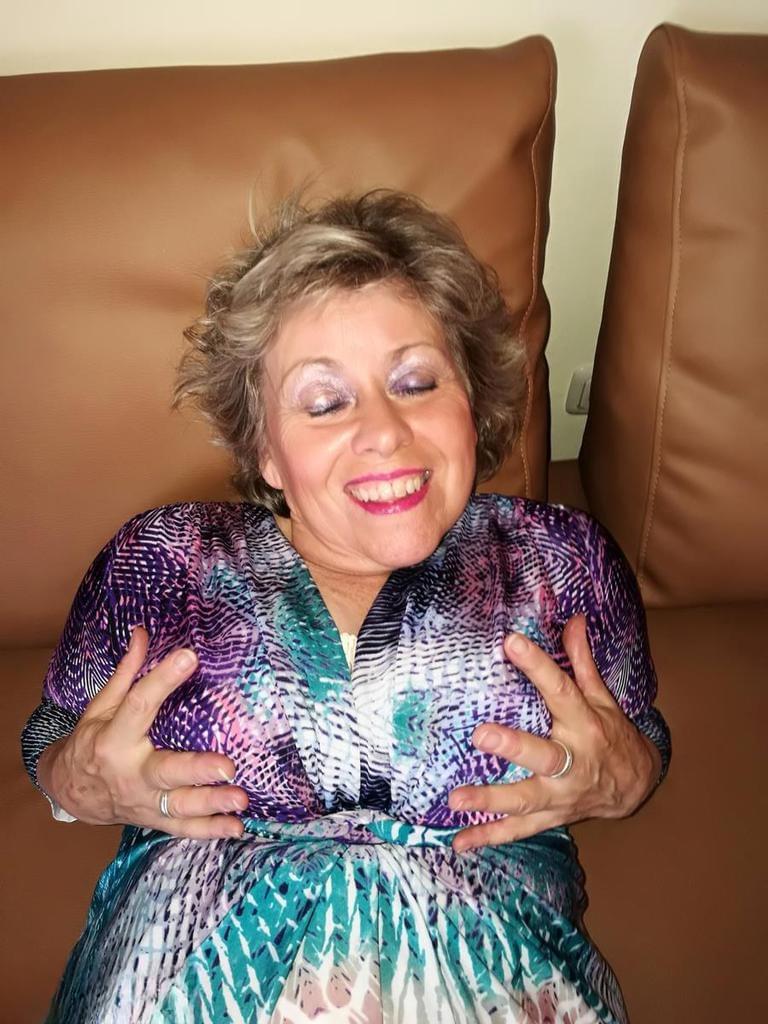 Mature woman hikes up her dress to finger fucked her moist beaver in nylons