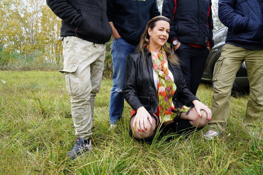 Horny granny Eva Jayne gets cum on her face after a gangbang in a field