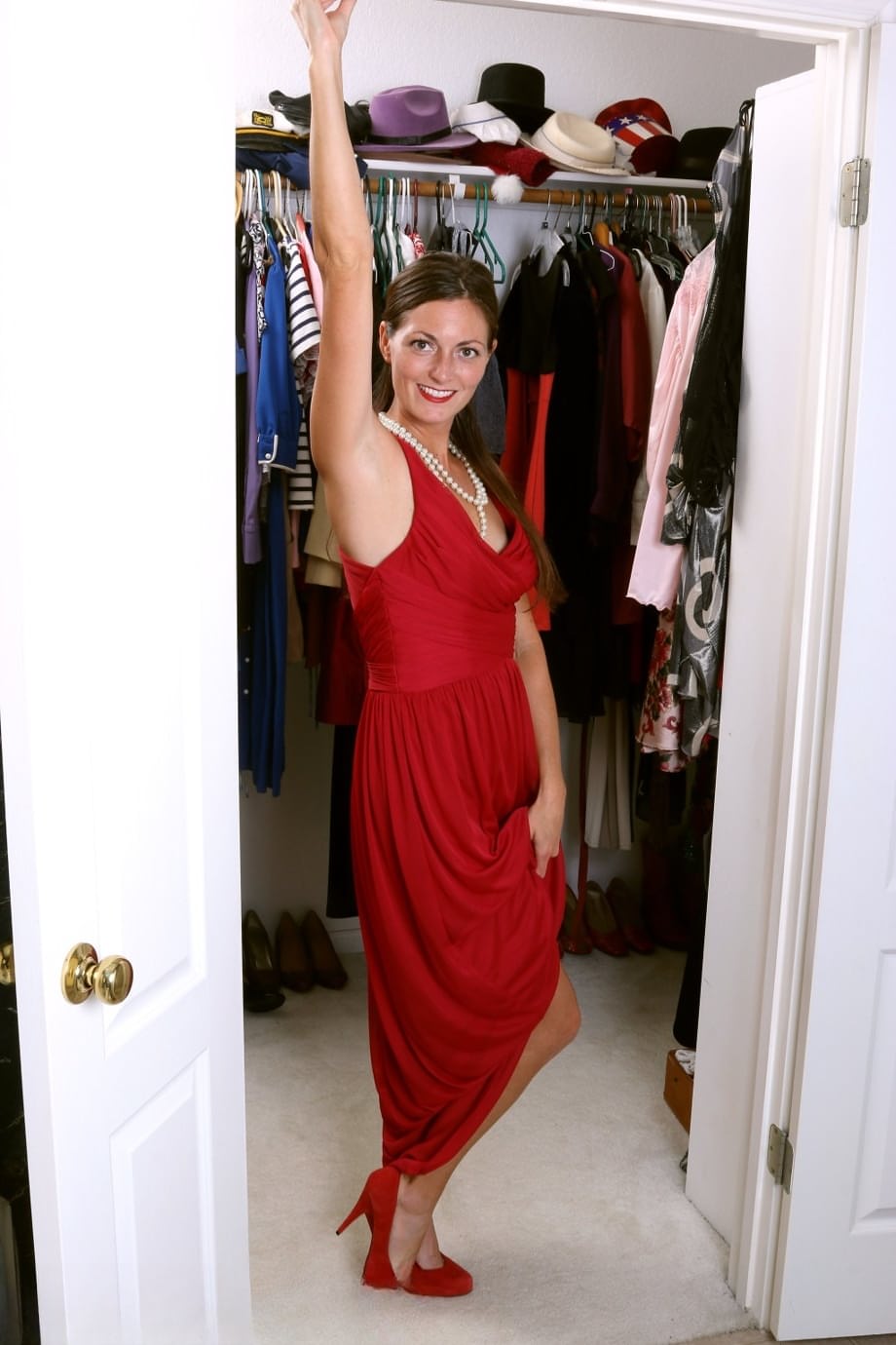 30 plus lady Veronica Johnson shows her full bush after undressing in closet