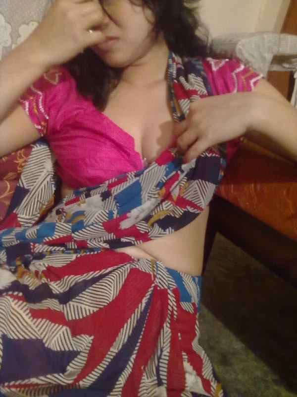 Sexy Indian wife Padma uncovers naturals tits and armpits on bed