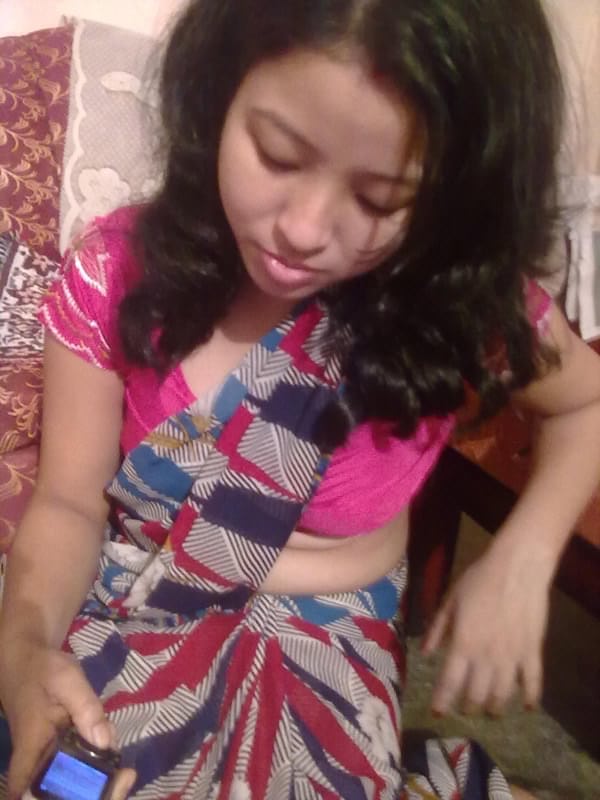 Sexy Indian wife Padma uncovers naturals tits and armpits on bed