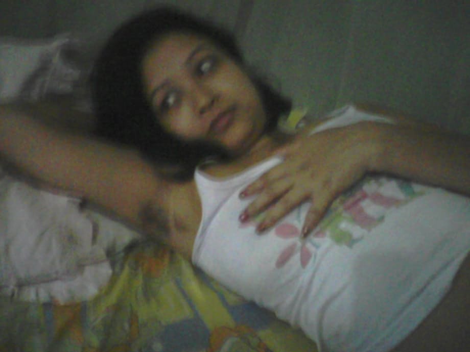 Sexy Indian wife Padma uncovers naturals tits and armpits on bed