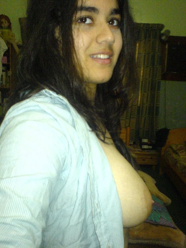 Indian girl takes self shots with big natural tits free of blouse