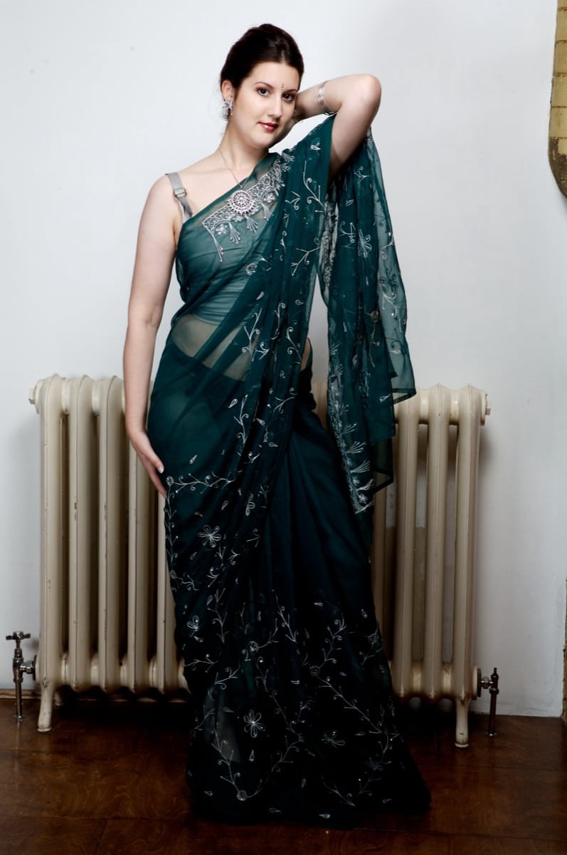 Indian model Namita uncovers her great tits during solo action